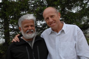 Anand Gokani, l'arrière petit-fils de Ghandi (à gauche) et Laurent Goulvestre (à droite)
